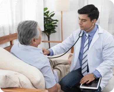 Médecin examinant un patient à domicile à Tetouan